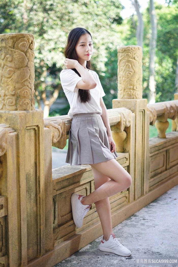 美女和帅哥一起努力生产豆浆