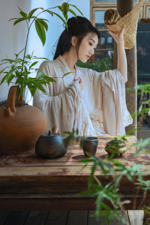 扒开她的私处狠狠舔吸逼