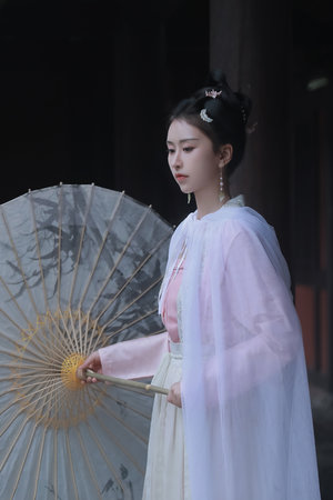 和体育老师在健身房交流经验