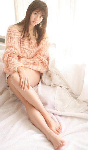 挠白丝妹妹的脚心